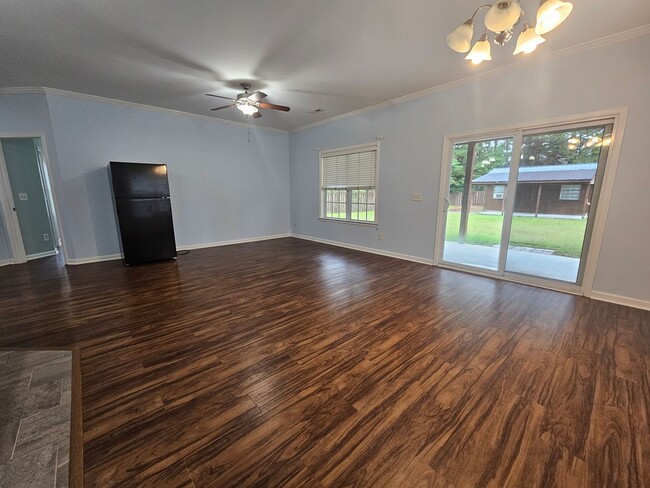 Building Photo - Spacious 4 Bedroom Home in Hampstead