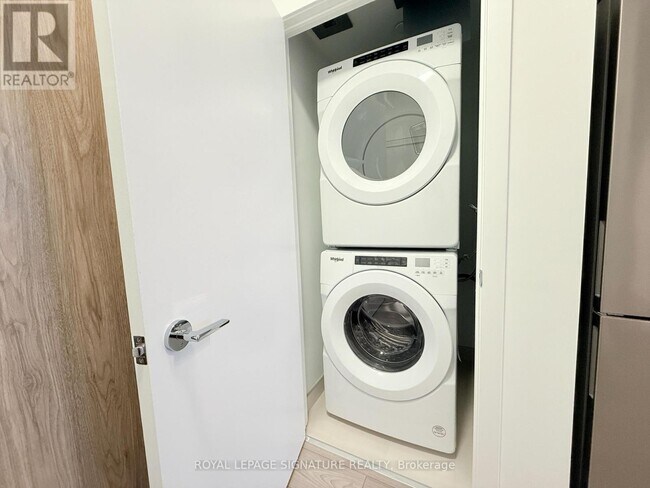 Photo du bâtiment - 1007 The Queensway