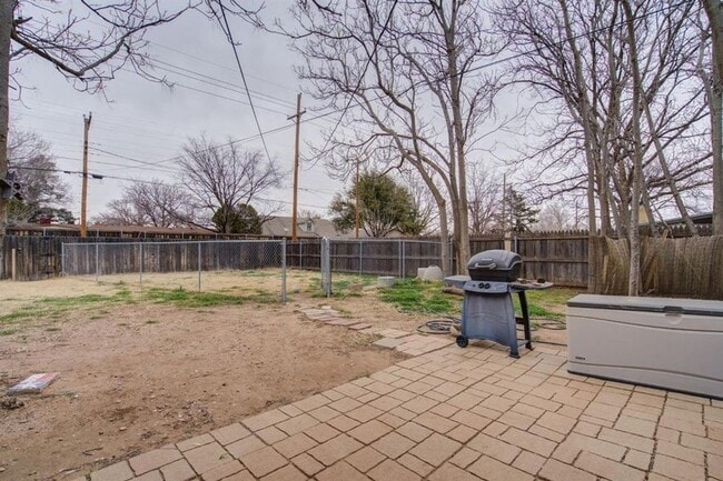 Building Photo - Cute & Cozy 3 Bedroom House Conveniently L...