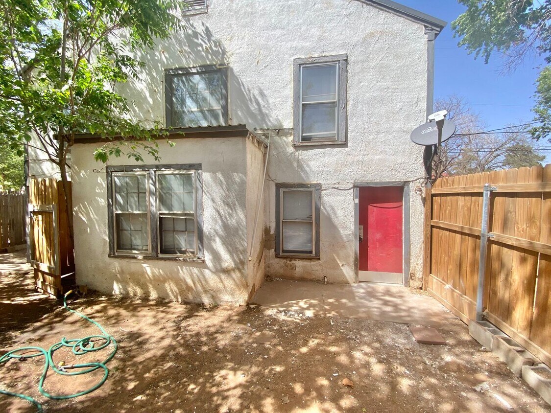 2218 15th St Unit Rear 1 B, Lubbock, TX 79401 Room for Rent in