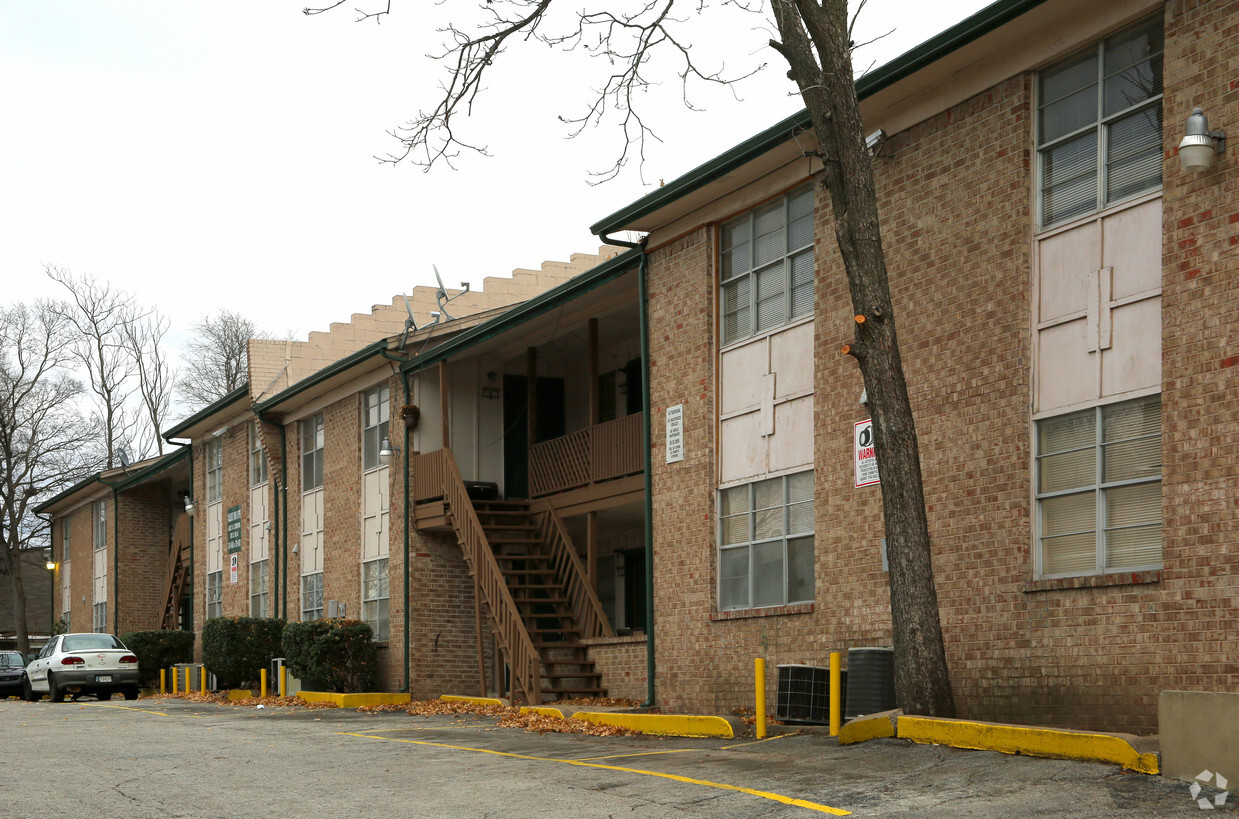 Foto principal - College Park Apartments