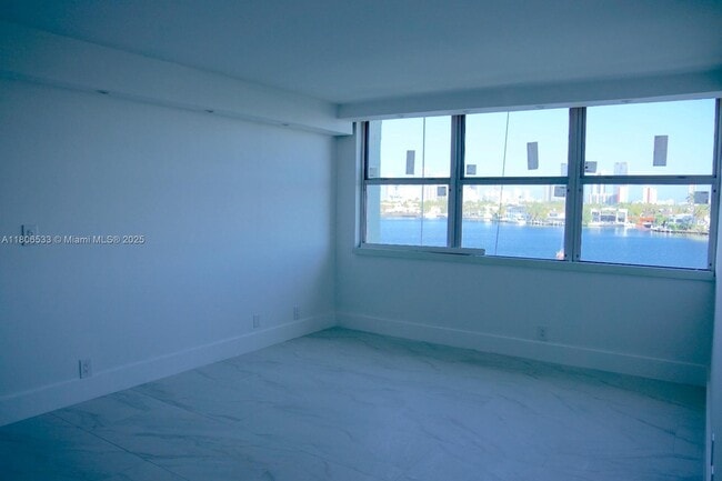 Building Photo - 16570 NE 26th Ave