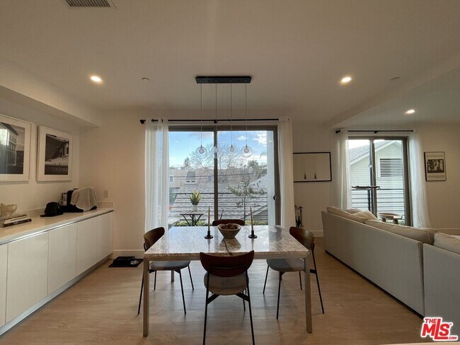 Foto del edificio - 1206 N Sycamore Ave