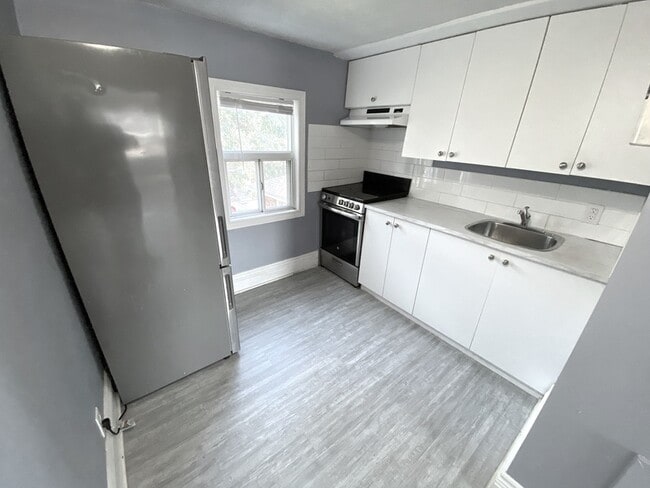 Building Photo - 485 Fennell Ave E