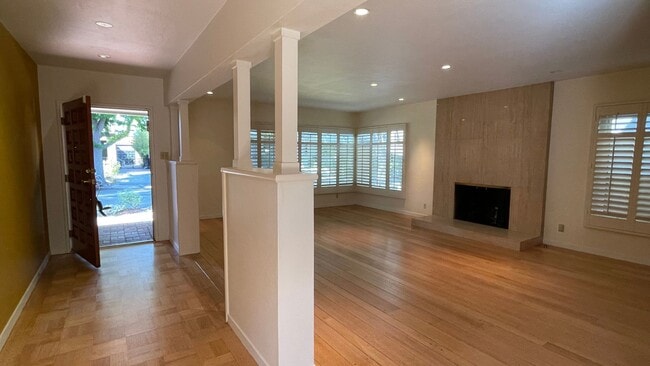 Building Photo - 2962 Gibbons Dr