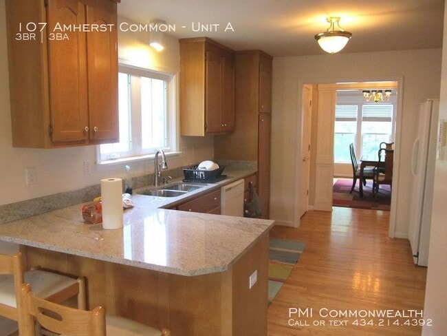 Building Photo - 3 Bed / 2.5 Bath Duplex (Available 6/5)