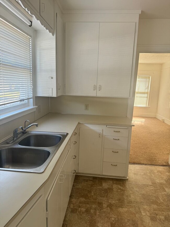 Building Photo - Charming 3 Bedroom Home