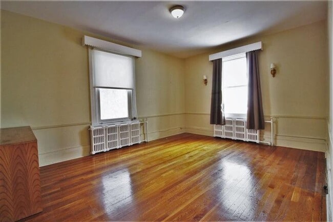 Building Photo - 406 Daly Av