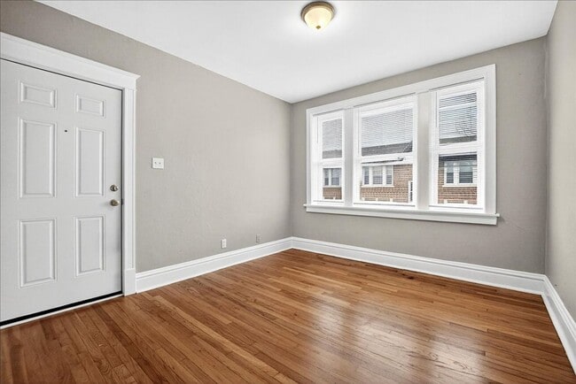 Building Photo - Stu-Stu-Studio!