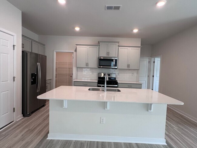 Foto del edificio - Brand-New 5-Bedroom Home in the Hamptons at Hickory with Modern Upgrades & Move-In Ready Comfort