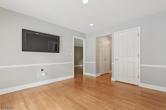 Foto del edificio - 247 Spencer Rd
