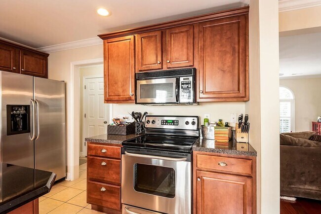 Building Photo - Spacious 4-Bedroom Home in Desirable Knoxv...