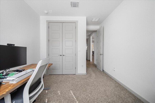 Building Photo - 420 Deerpath St