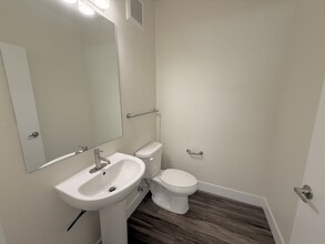 half-bathroom-high-line-pointe-B5-2x2.5-1301-600-pikes-peak-3-13-2026.JPG - High Line Pointe