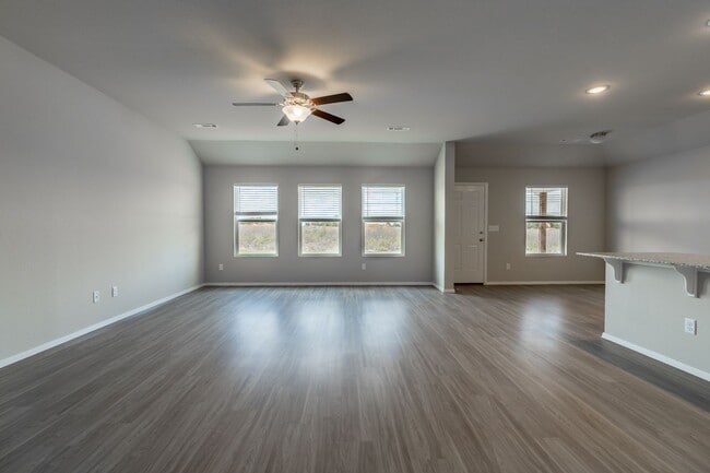 Building Photo - Large 4 Bedroom Home w/3 car Garage and Hu...