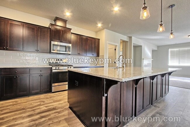 Building Photo - 5 bed  3 bath  near Frontier Middle and Pi...