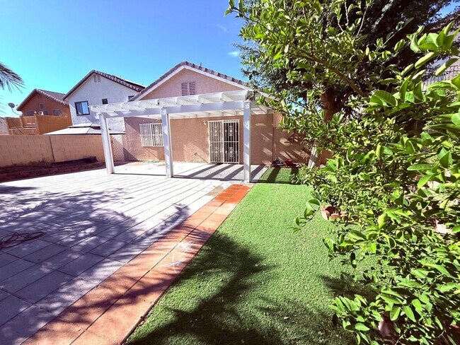 Foto del edificio - One Story Home For Rent