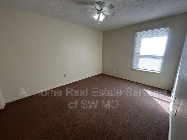 Foto del edificio - 1636 N Benton Ave