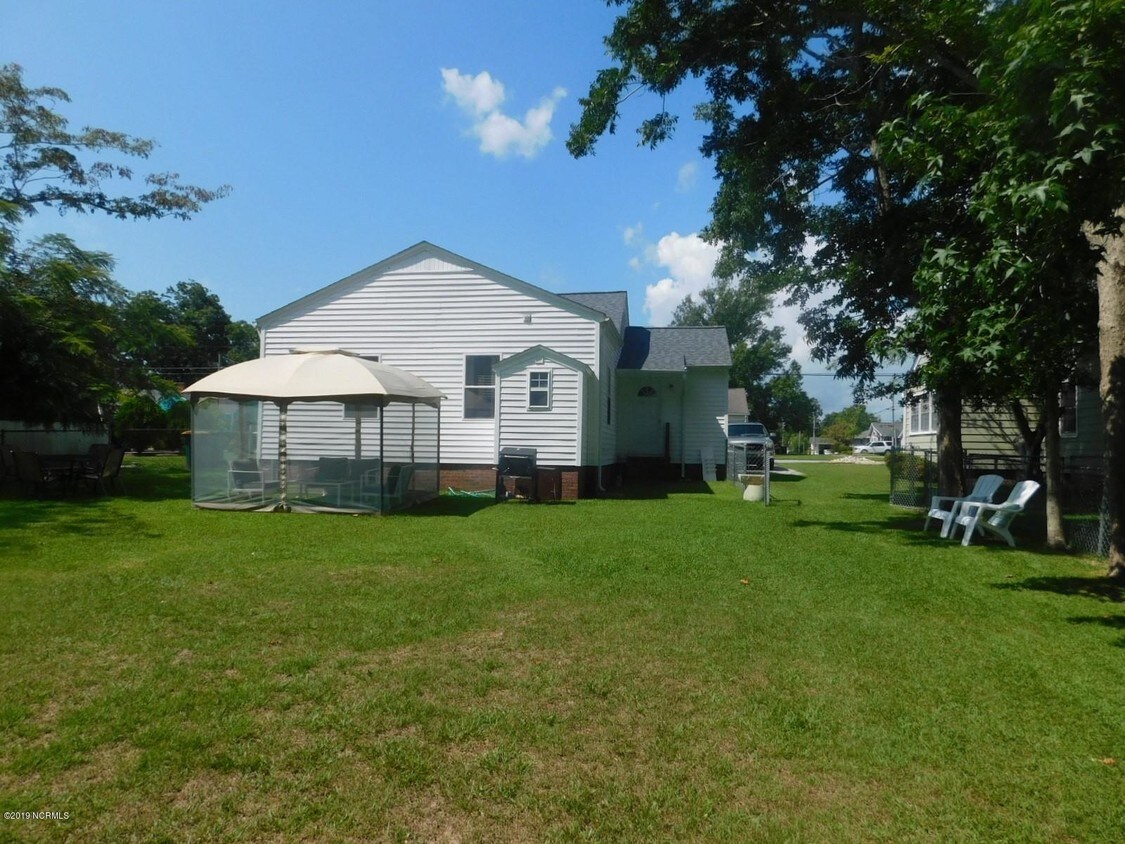 536 E Sabiston Dr, Swansboro, NC 28584 House for Rent in Swansboro, NC