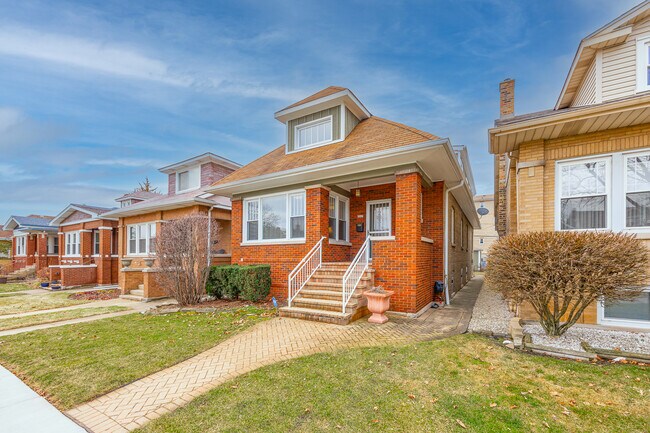Building Photo - 5547 W Wilson Ave