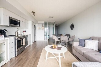 Building Photo - 462 Front St W