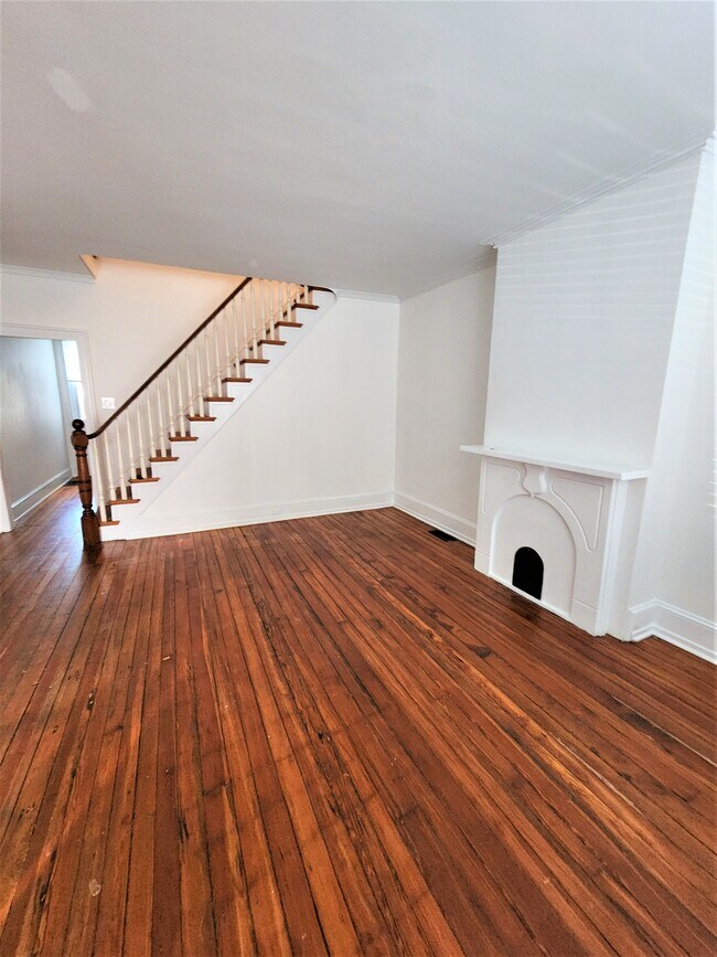 Livingroom - 830 N Beechwood St