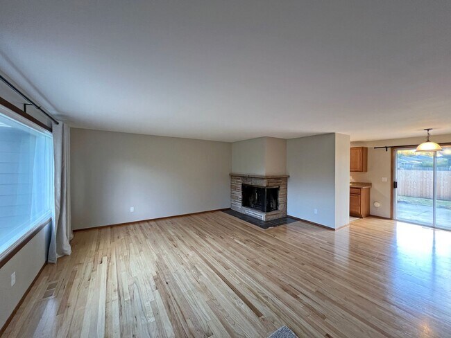 Building Photo - North Burien Rambler home - 3 bedrooms and 1.5 bathrooms, 1 car garage - Available NOW!