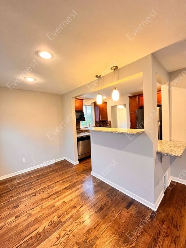 Building Photo - 825 N Kenwood Ave