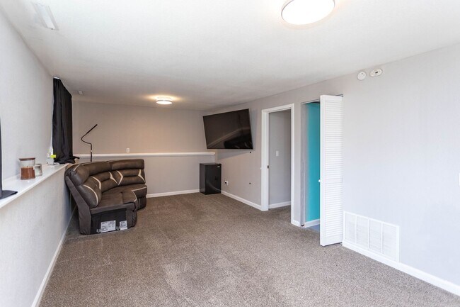 Building Photo - La Mesa Fontana 4BD/2BA w/ A/C!