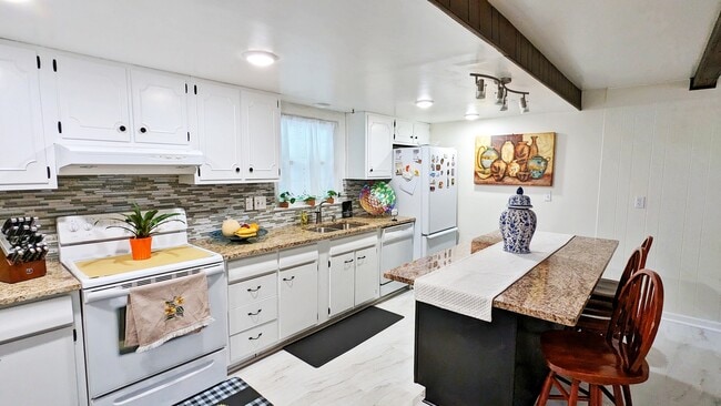 Kitchen - 106 S Jamestown Rd