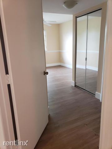 Foto del edificio - 700 Crestwood Ct S