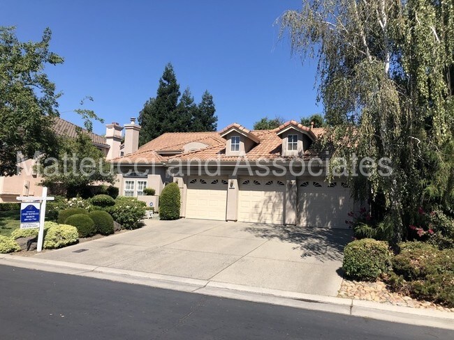 Building Photo - Beautiful Custom Brookside Home