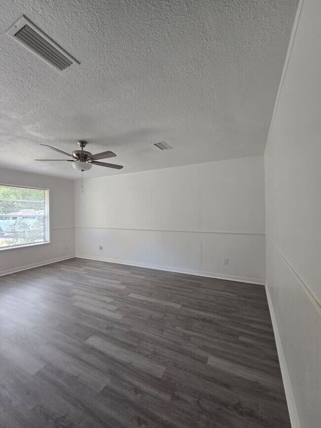 Foto del edificio - **Modern 2 Bed / 1 Bath Duplex in Little E...