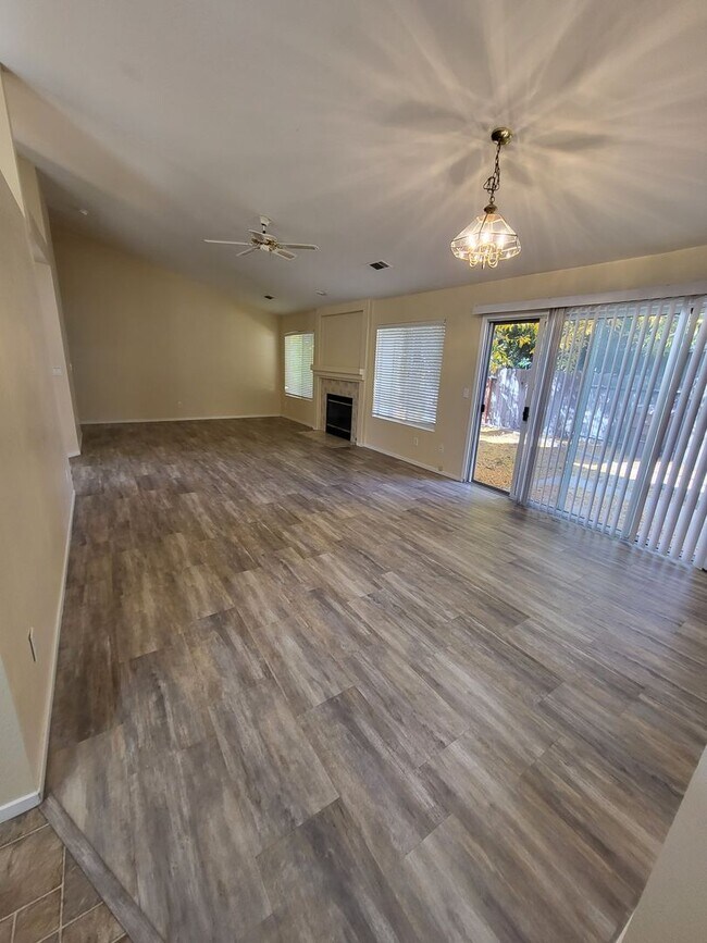 Building Photo - Newly Available! - 1784 Blue Spruce Ct, Mi...