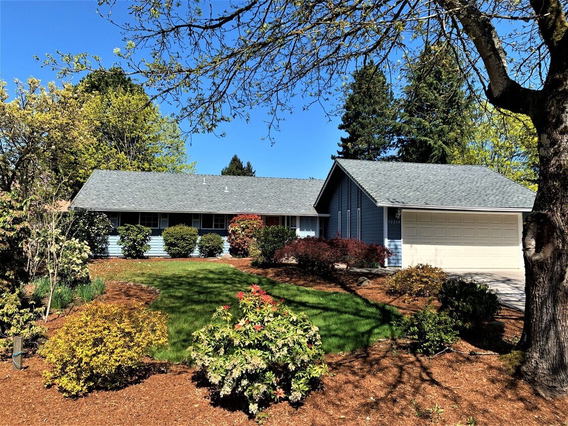 Primary Photo - Desirable Cascade Park Location with Many ...