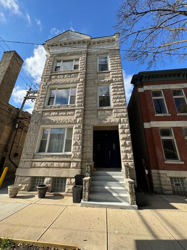 Building Photo - 814 N Hermitage Ave
