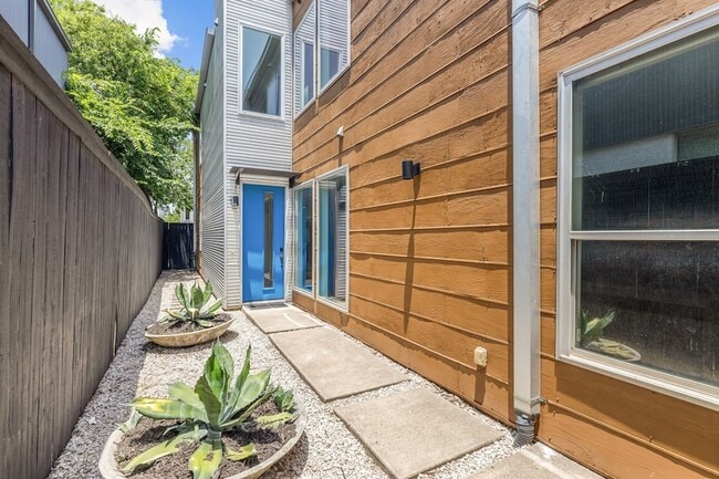 Building Photo - 4411 Roseland Ave