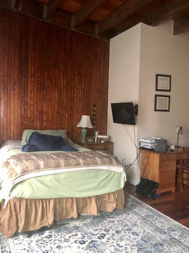 Main bedroom - 2115 E Baltimore St