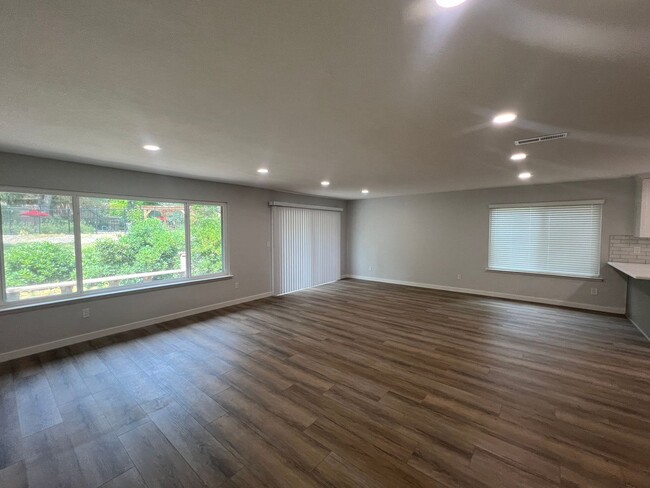 Building Photo - GORGEOUS FULLY REMODELED 3 BEDROOM IN CITR...