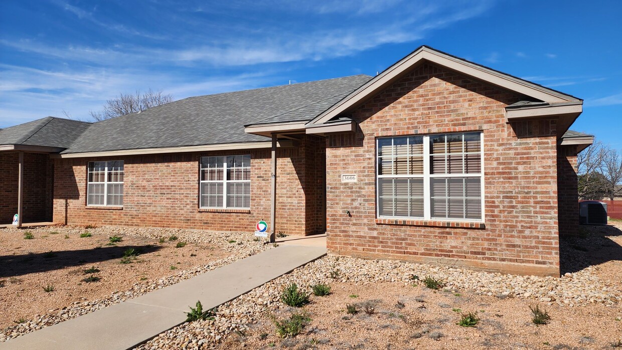 Primary Photo - Charming 3-Bedroom House in Desirable Neig...