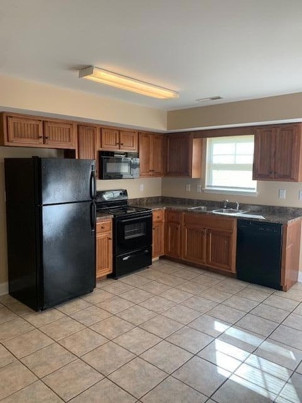 Building Photo - 1615 Manchester Trail NE