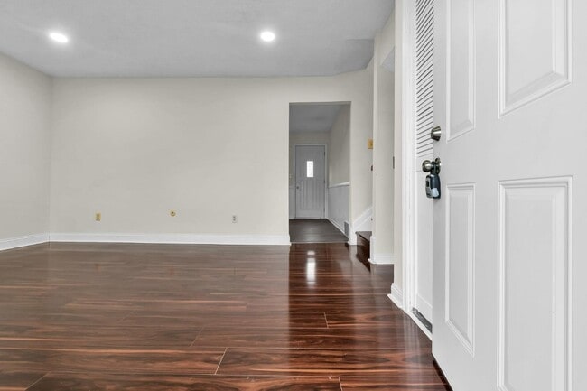 Building Photo - 2923 Chimney Point Dr