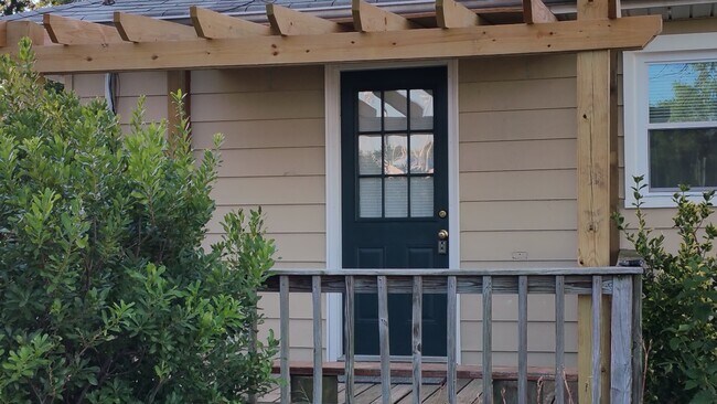 Foto del edificio - 4807 Woods Wharf Rd