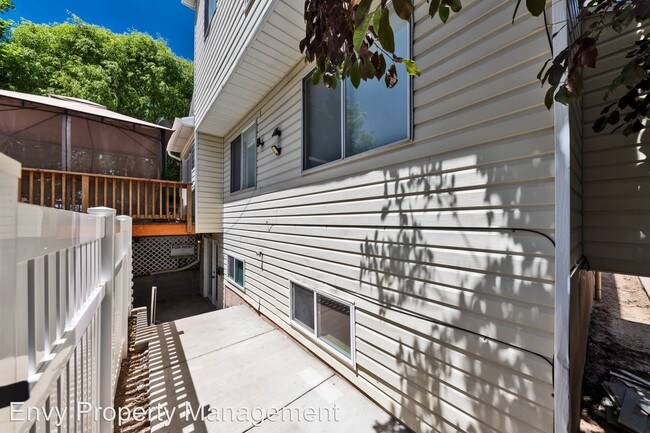 Building Photo - 898 E 625 S