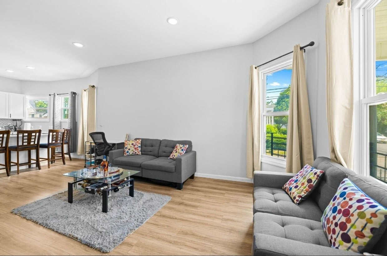 Primary Photo - 87 Isabella Ave