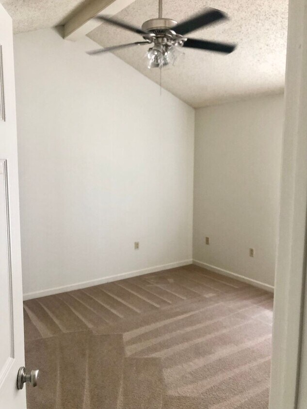 Building Photo - Great complex minutes from campus!