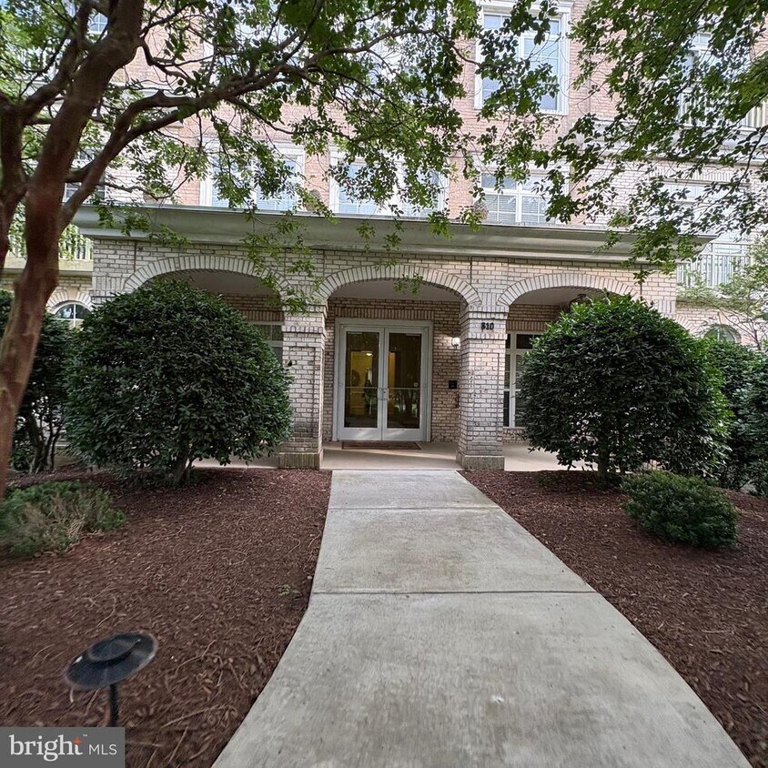 Foto principal - 810 Belmont Bay Dr