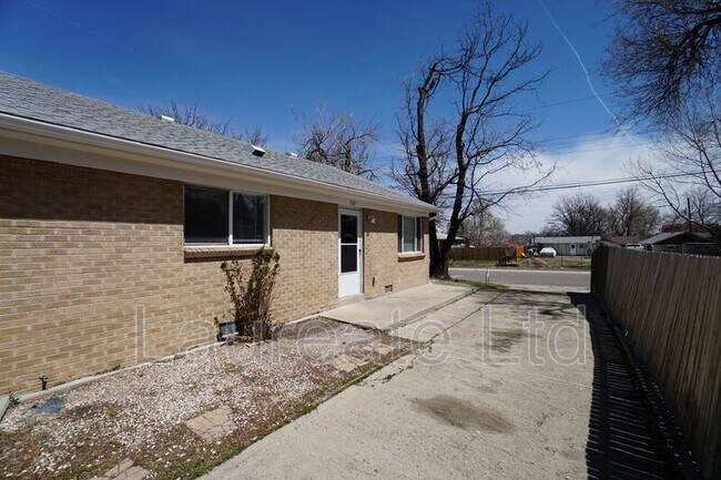 Foto del edificio - 932 Lowell Blvd