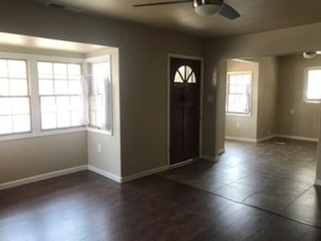Building Photo - Unique Old Town Clovis, 3 bedroom 1 bathro...