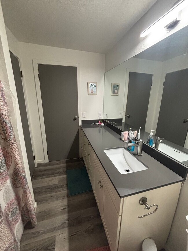 Building Photo - Updated Northgate 2bd 1.5 bath two story unit!